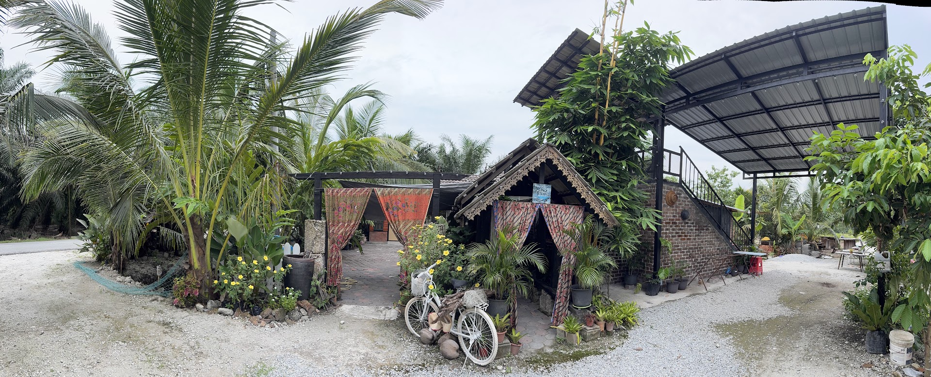 Landskap hijau dan seni bina pondok klasik